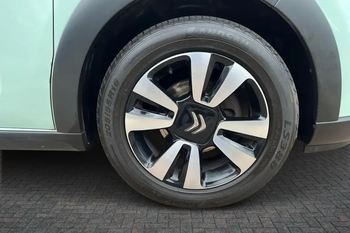Used Citroën C3 Feel 68 HP (50 kW) 2017 Almond green Hatchback