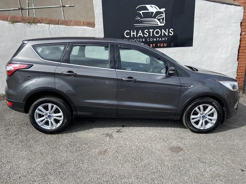 Usado Ford Kuga Zetec 120 HP (88 kW) 2017 Cinzento SUV