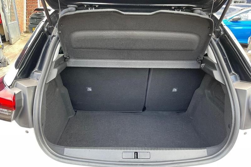 Used Vauxhall Corsa-e Elite 98 kW (134 HP) 2022 White Hatchback