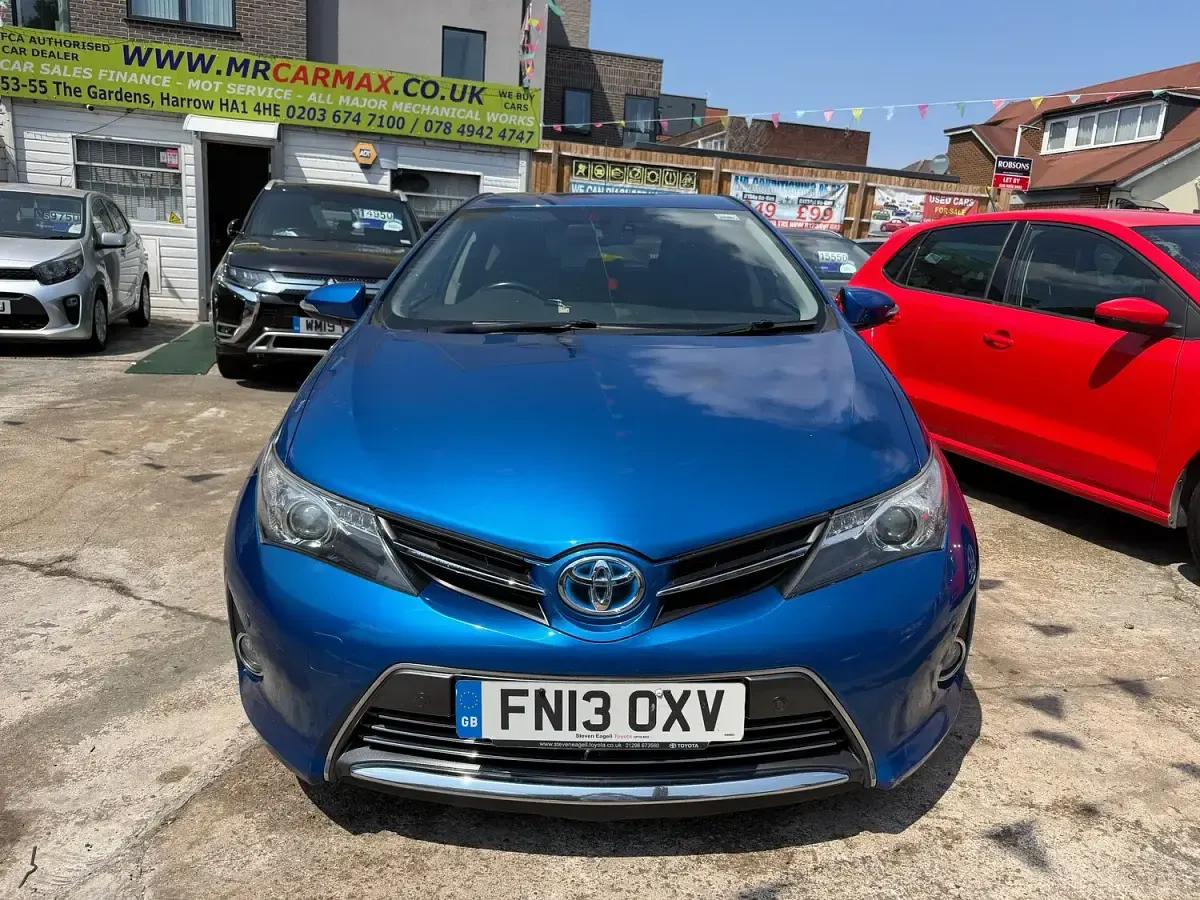 Used Toyota Auris Hybrid 136 HP (100 kW) 2013 Blue Hatchback