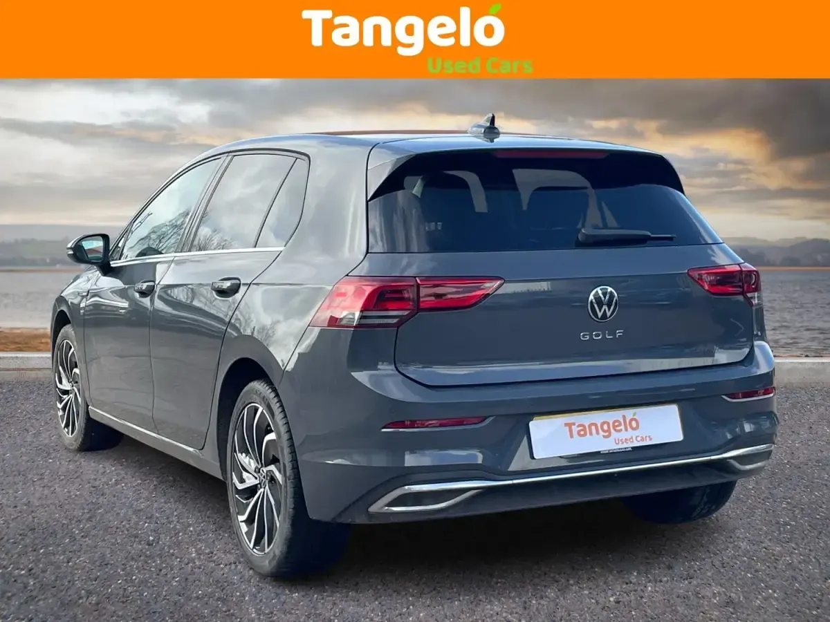 Begagnad VW Golf VIII Edition 130 HK (95 kW) 2022 Grå Halvkombi