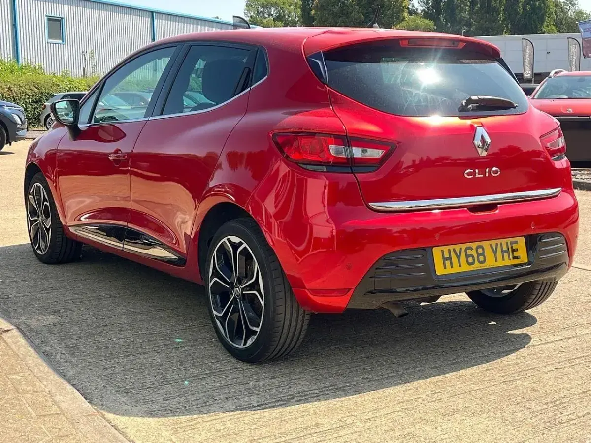 Used Renault Clio Iconic 89 HP (65 kW) 2018 Red