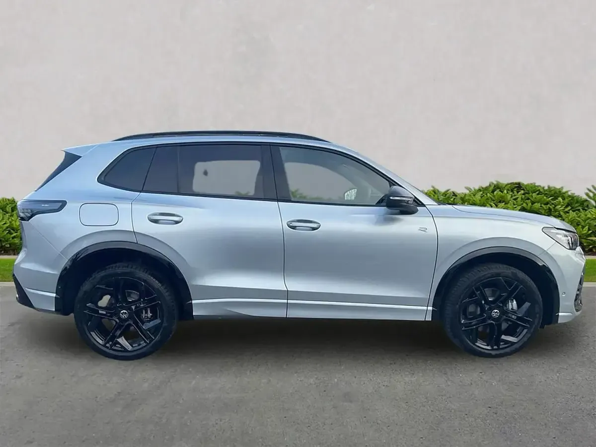 Używany VW Tiguan R-line 272 KM (200 kW) 2025 Srebrny SUV