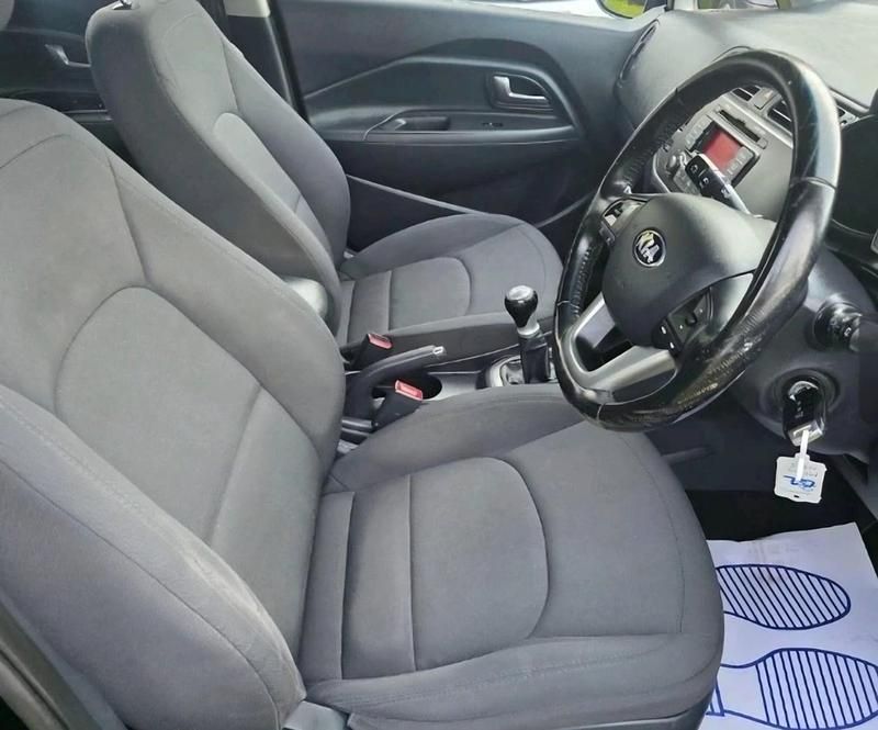 Usado Kia Rio 85 CV (62 kW) 2014 Negro Utilitario