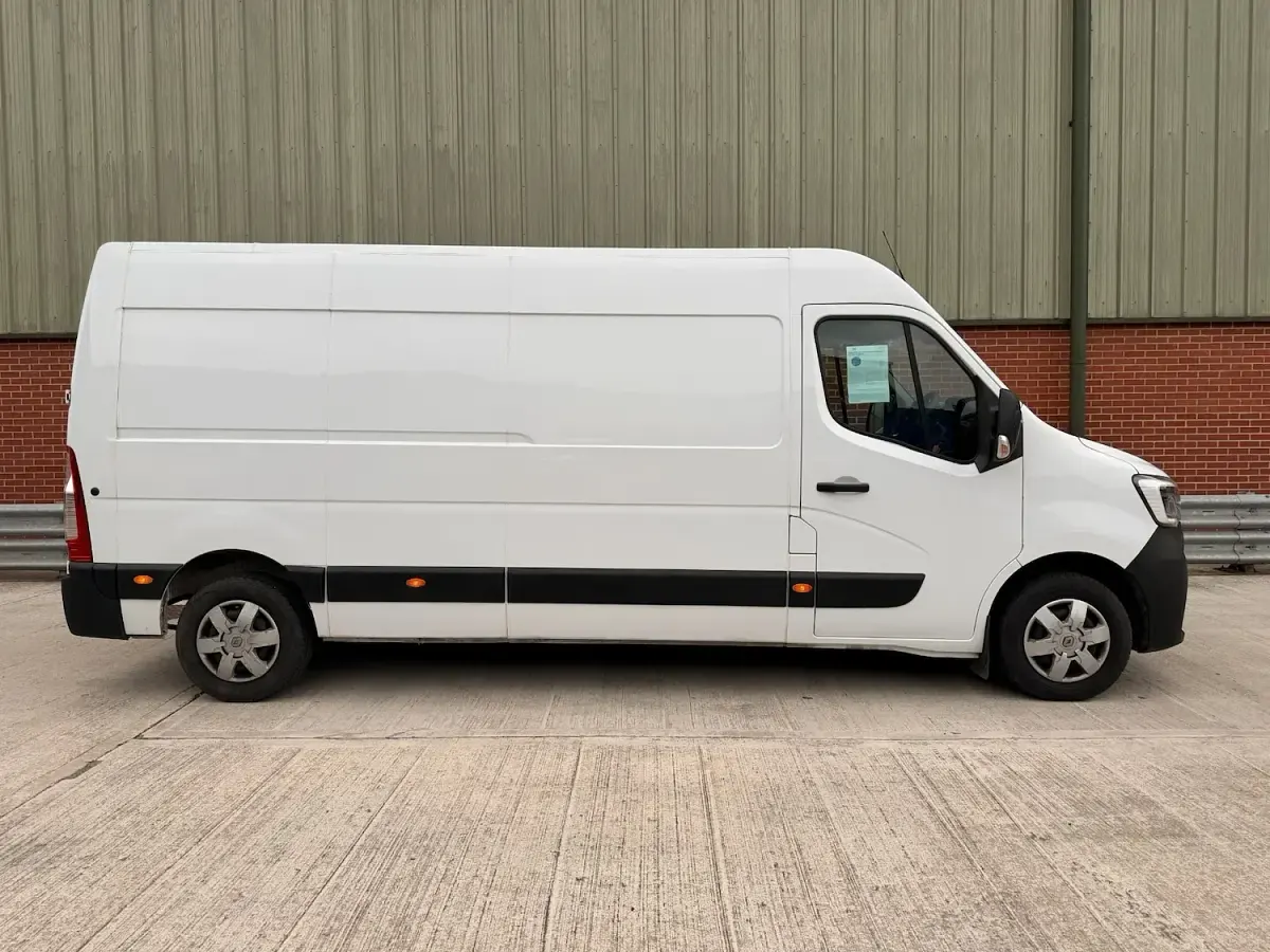 Used Renault Master Business 135 HP (99 kW) 2023 White MPV