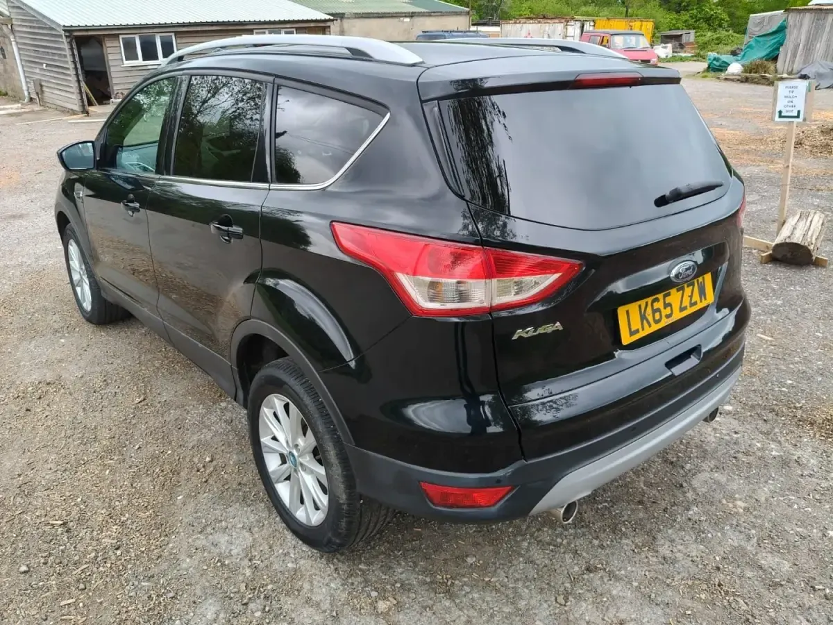 Usado Ford Kuga Titanium 180 CV (132 kW) 2015 Negro SUV