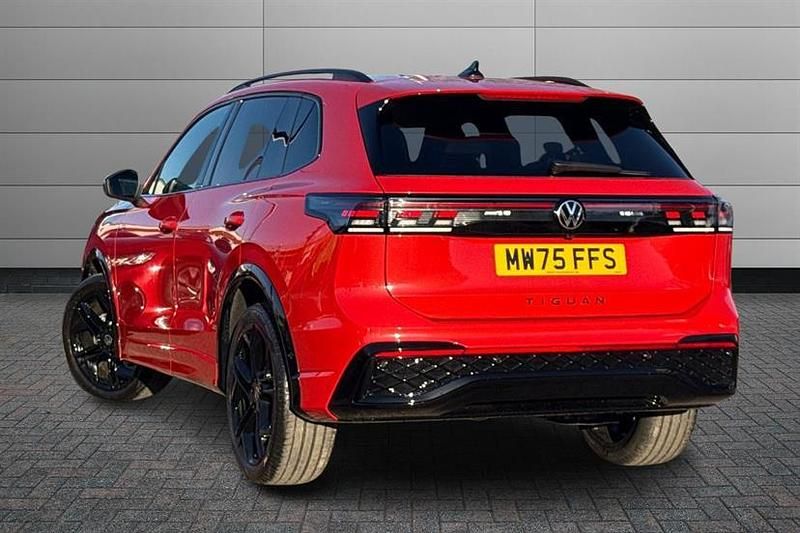 New VW Tiguan R-line 150 HP (110 kW) 2025 Persimmon red SUV