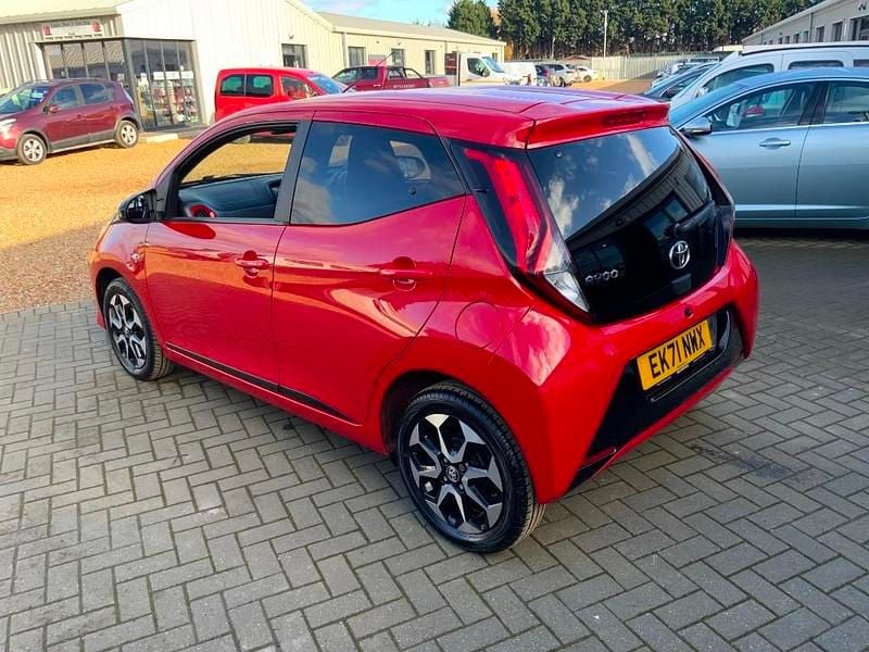Usado Toyota Aygo Trend 72 HP (52 kW) 2021 Vermelho Citadino
