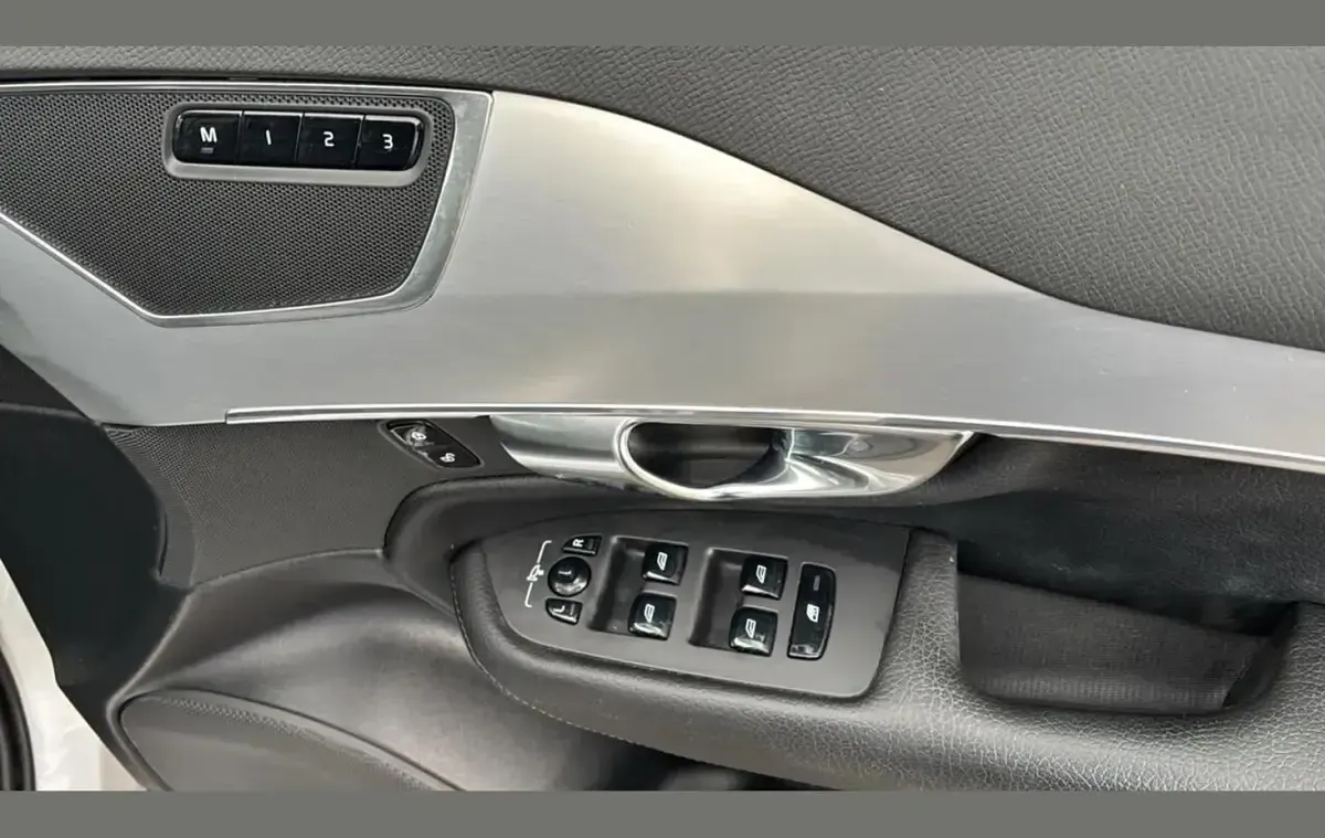 Used Volvo XC90 Momentum 232 HP (170 kW) 2019 Silver SUV