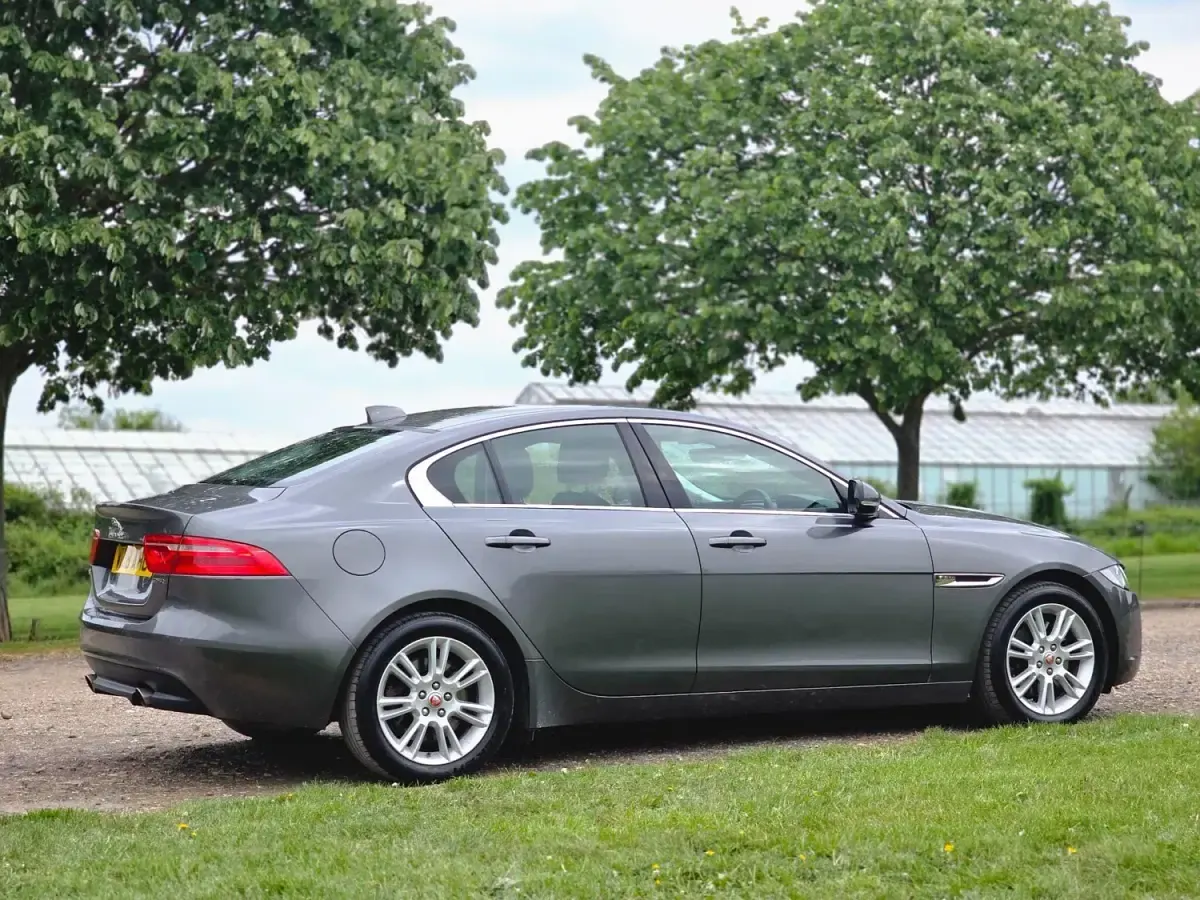 Begagnad Jaguar XE Prestige 250 HK (183 kW) 2018 Grå Sedan