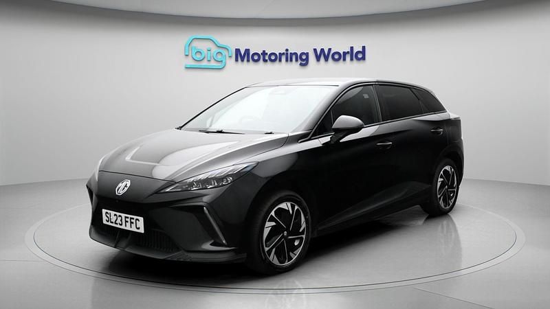 Begagnad MG MG4 EV Trophy 319 kW (435 HK) 2023 Svart Halvkombi