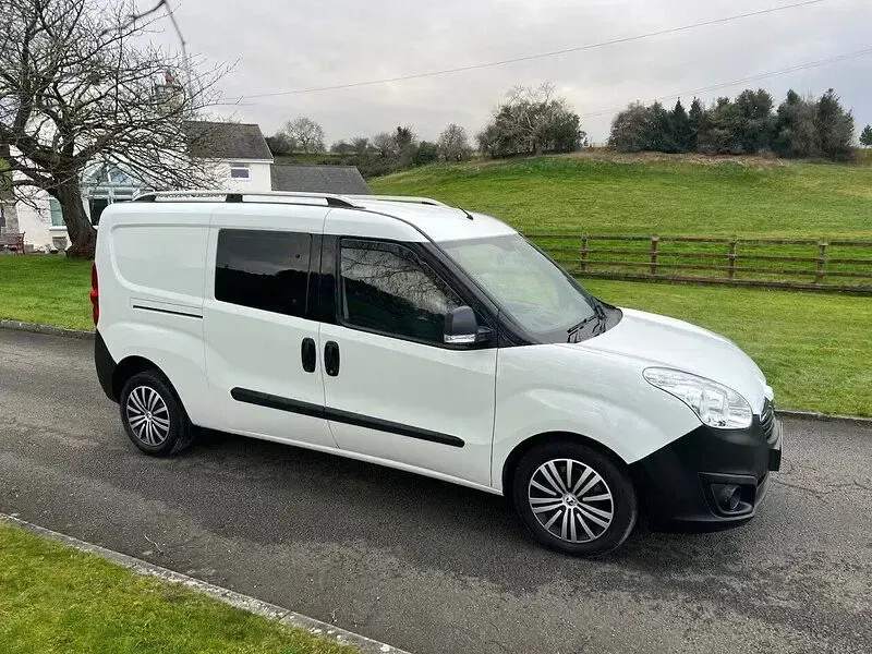 Used Vauxhall Combo 105 HP (77 kW) 2018 White MPV