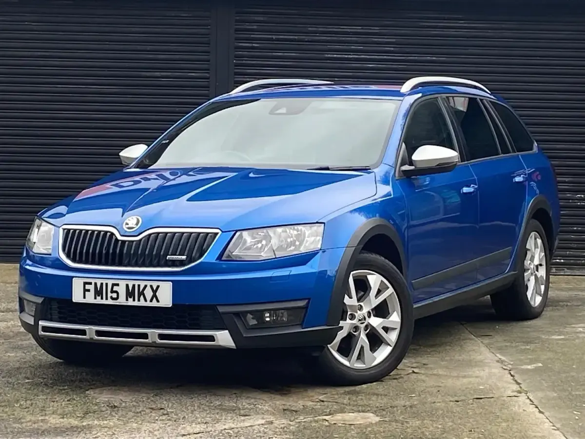 Usado Skoda Octavia Scout 4x4 150 CV (110 kW) 2015 Azul Familiar