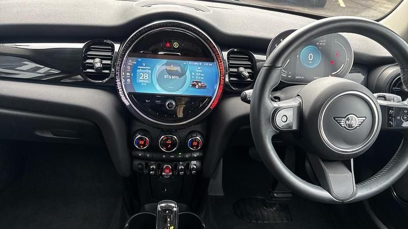 Usado Mini Cooper Classic 134 HP (98 kW) 2023 Preto Citadino