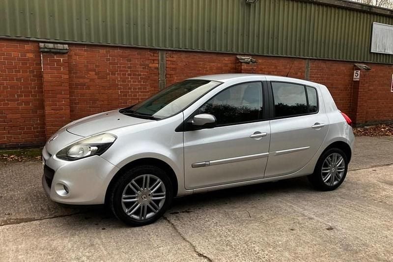 Silver Used 2013 Renault Clio IV Dynamique Hatchback | £2,295 (Good price) - Image 1/1