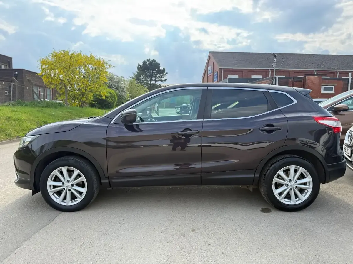 Usado Nissan Qashqai Acenta+ 110 HP (80 kW) 2015 Preto SUV