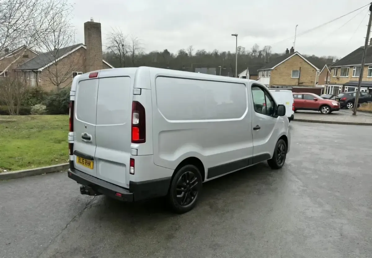 Usado Renault Trafic 115 HP (84 kW) 2016 Prateado Monovolume