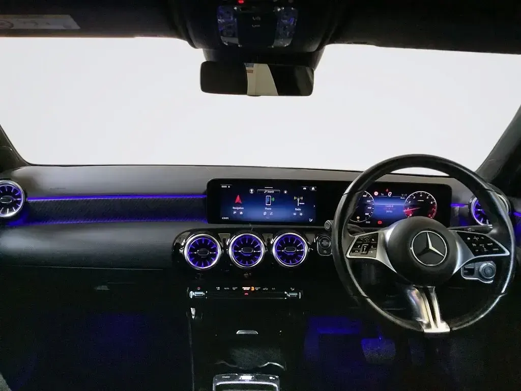 Begagnad Mercedes A180 Executive 2023 Vit Halvkombi