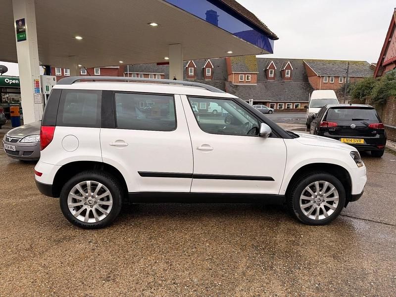 Used Skoda Yeti SE 105 HP (77 kW) 2014 White SUV