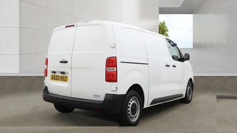 Used Vauxhall Vivaro 145 HP (106 kW) 2022 White MPV