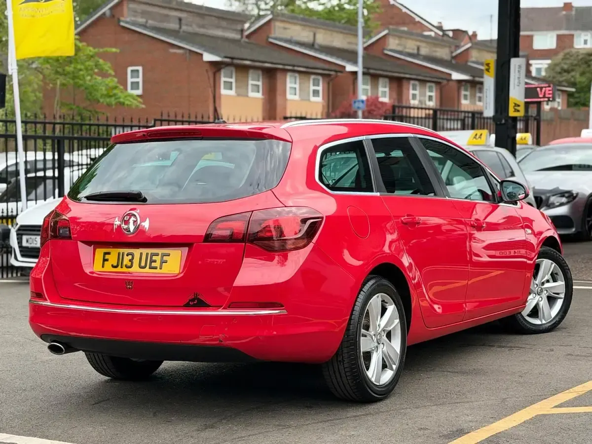 Used Vauxhall Astra SRi 165 HP (121 kW) 2013 Red Estate
