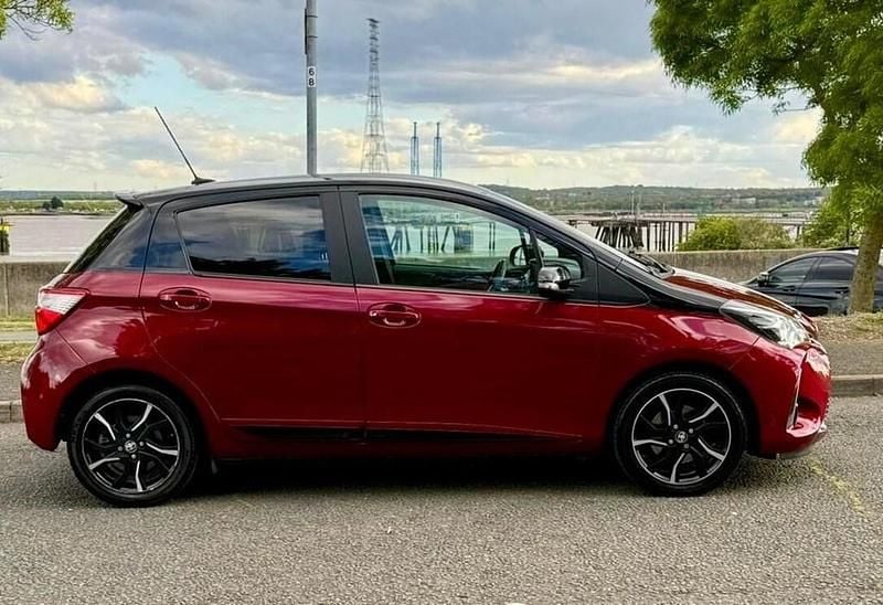 Used Toyota Yaris Hybrid 2017 Red Hatchback