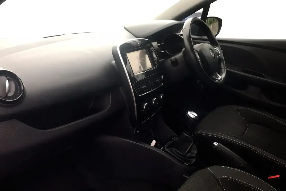 Used Renault Clio Dynamique 75 HP (55 kW) 2017 Grey Hatchback