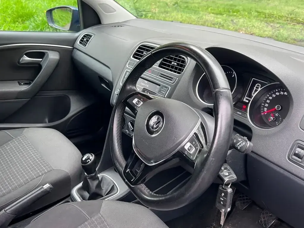 Used VW Polo SE 90 HP (66 kW) 2015 Blue Hatchback