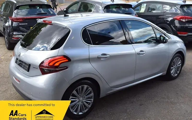 Used Peugeot 208 Allure 82 HP (60 kW) 2017 Silver Hatchback