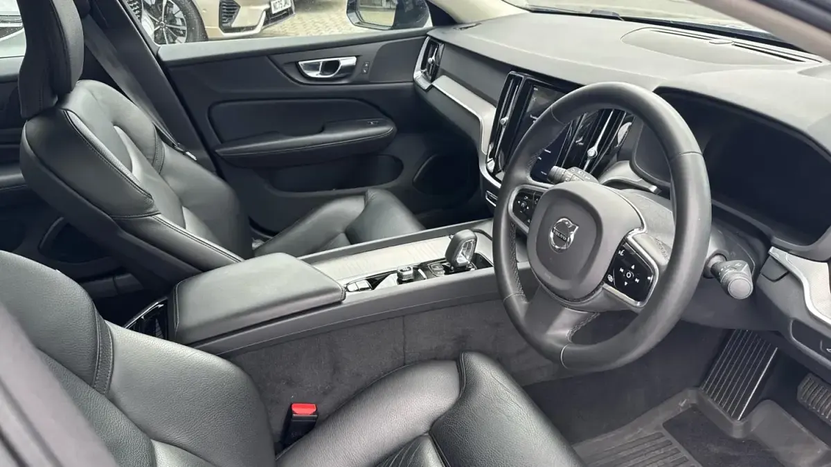 Usado Volvo S60 Plus 250 HP (183 kW) 2023 Cinzento Sedan