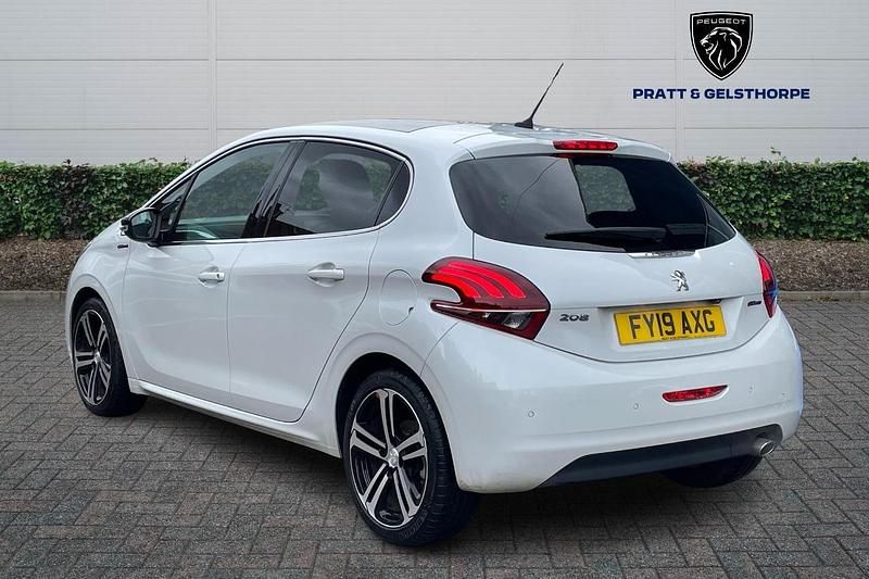 Used Peugeot 208 GT-line 108 HP (79 kW) 2019 White Hatchback