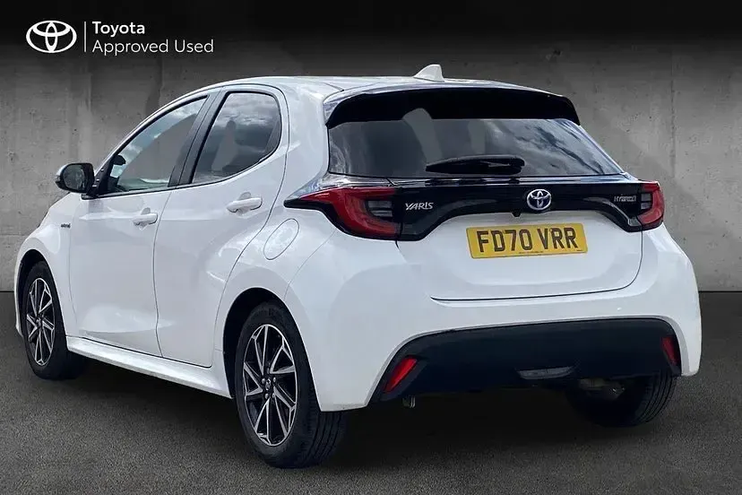 Used Toyota Yaris Design 114 HP (83 kW) 2020 Pure white Hatchback