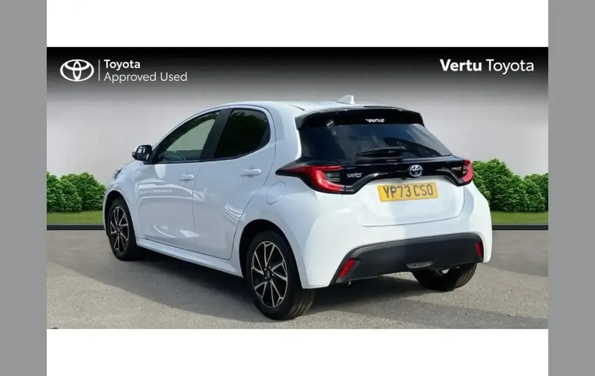 Used Toyota Yaris Design 116 HP (85 kW) 2023 White Hatchback