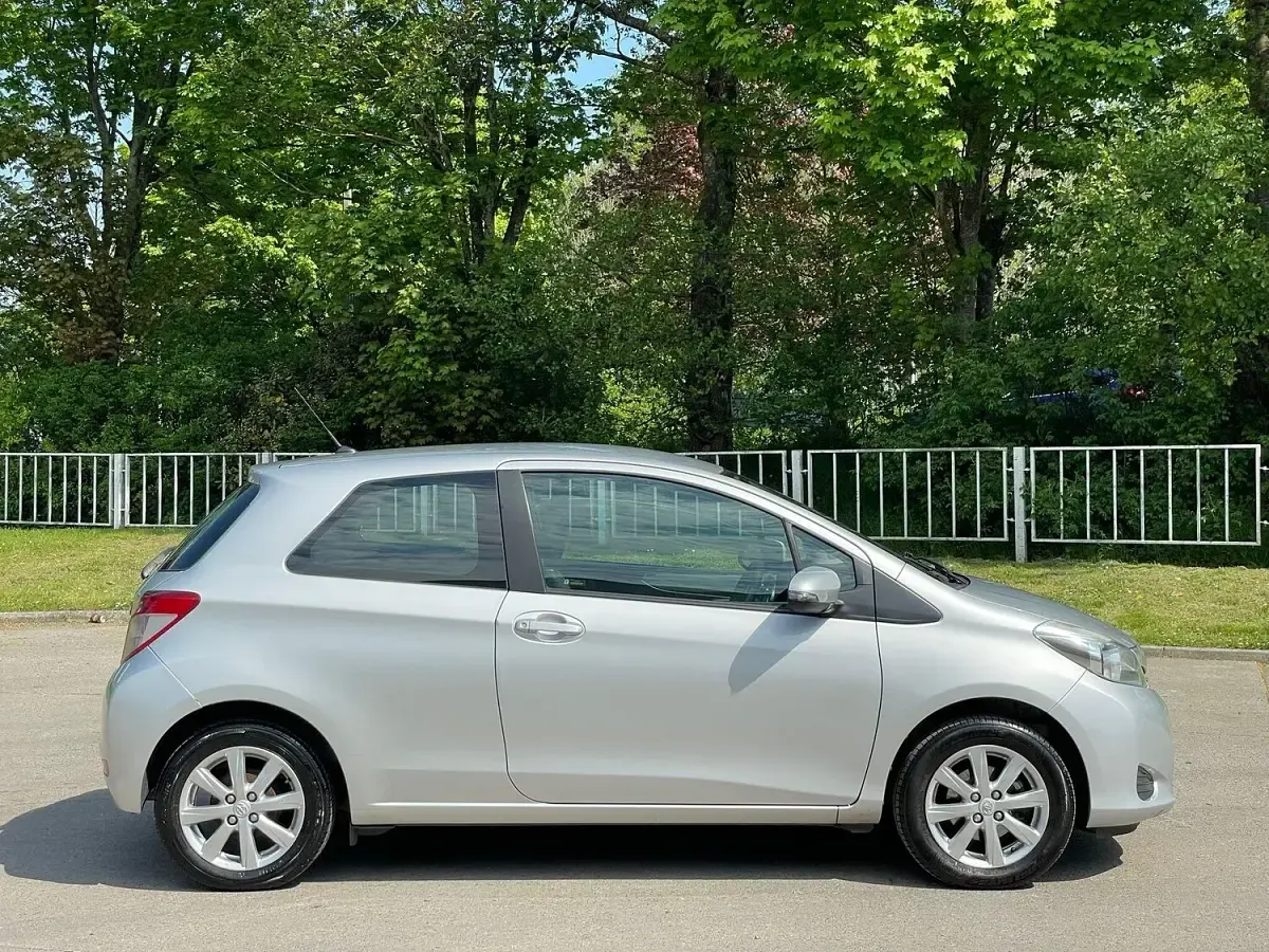 Used Toyota Yaris 90 HP (66 kW) 2012 Silver Hatchback