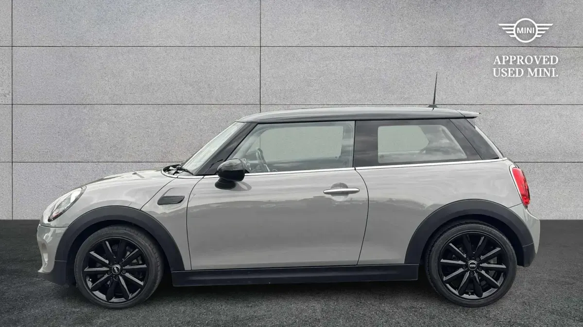 Usado Mini Cooper Hatch 134 CV (98 kW) 2017 Gris Utilitario