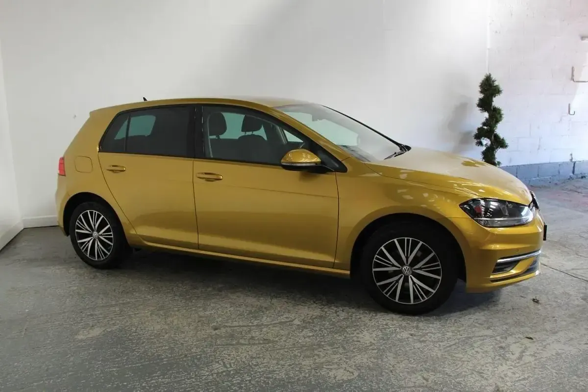 Used VW Golf VII SE 125 HP (91 kW) 2017 Yellow Hatchback