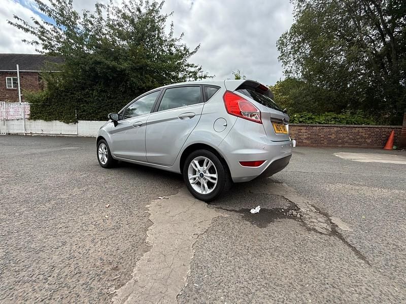 Begagnad Ford Fiesta Zetec 2016 Silver Halvkombi