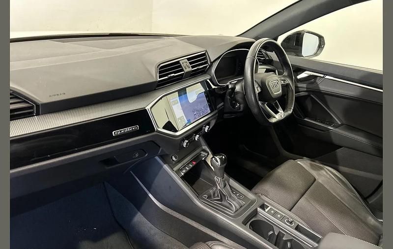 Begagnad Audi Q3 Black Edition 147 HK (108 kW) 2021 Vit SUV