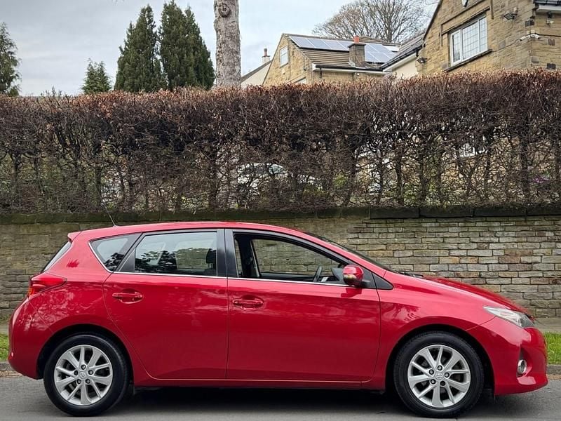 Used Toyota Auris 90 HP (66 kW) 2013 Red Hatchback
