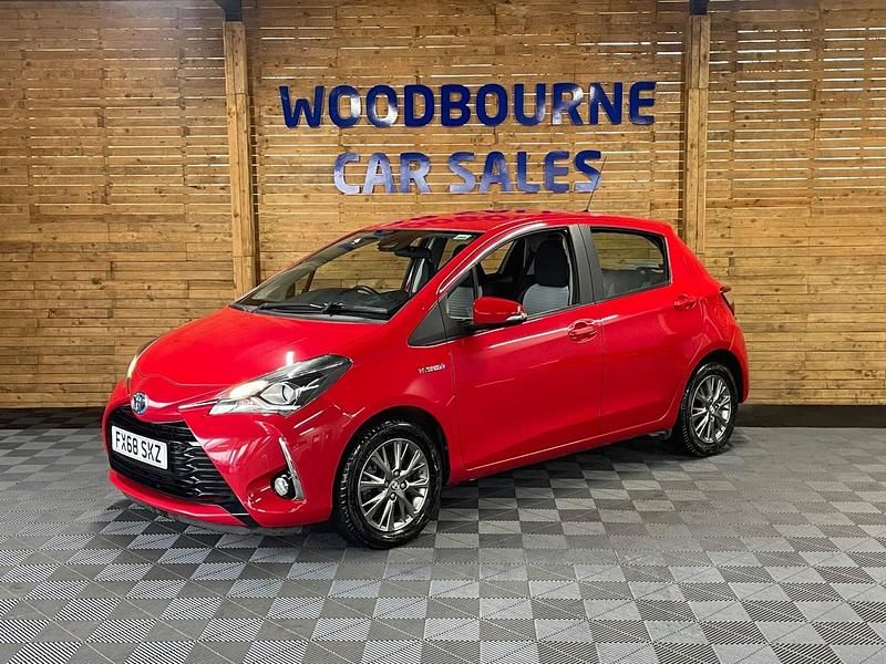 Used Toyota Yaris Hybrid 100 HP (73 kW) 2018 Red Hatchback