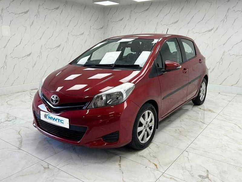 Used Toyota Yaris 90 HP (66 kW) 2013 Red Hatchback