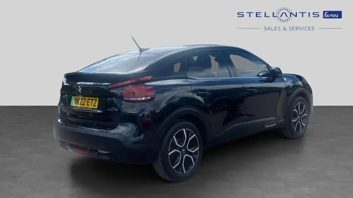 Begagnad Citroën e-C4 98 kW (134 HK) 2022 Svart Halvkombi