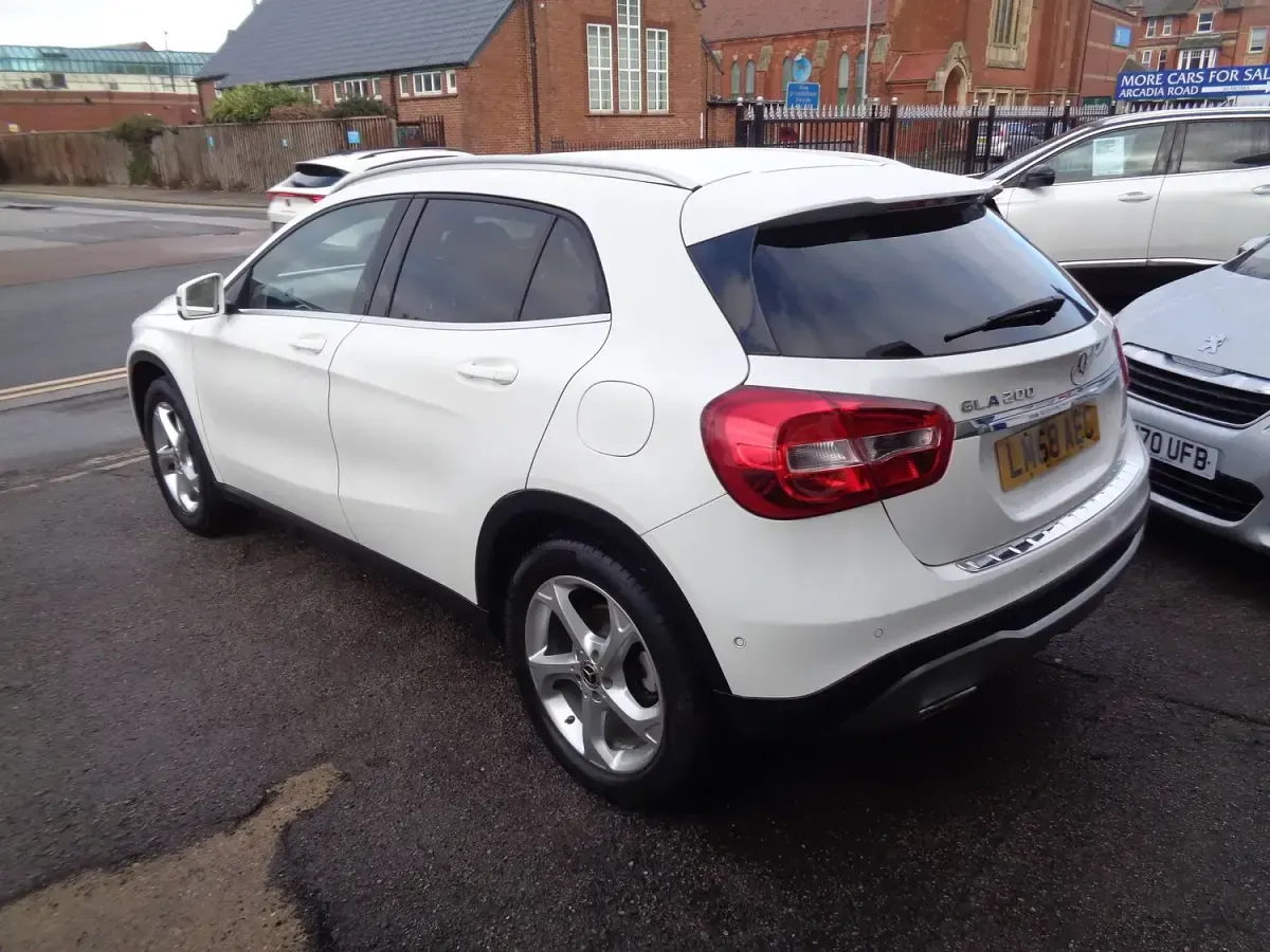 Used Mercedes GLA200 Executive 156 HP (114 kW) 2018 White SUV