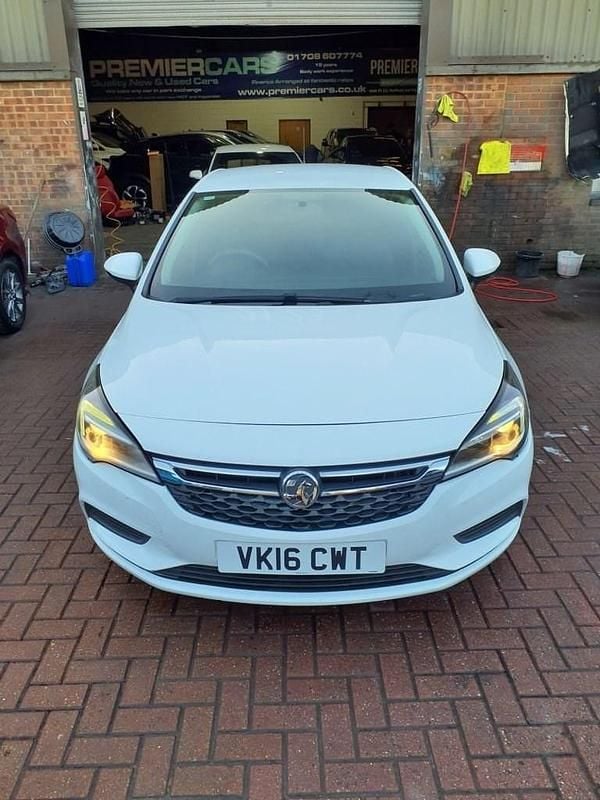 Used Vauxhall Astra Design Edition 110 HP (80 kW) 2016 White Hatchback
