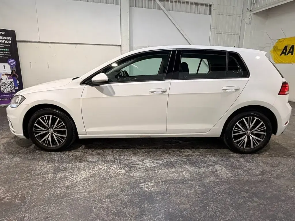 Used VW Golf VII SE 125 HP (91 kW) 2017 White Hatchback