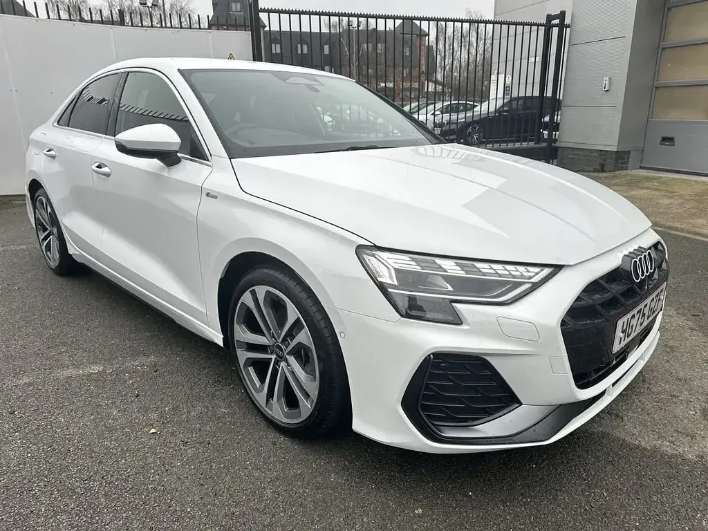 Usado Audi A3 S-Line 150 HP (110 kW) 2025 Branco Sedan