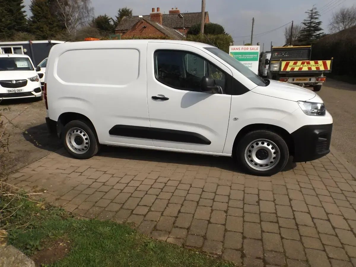 Used Citroën Berlingo 100 HP (73 kW) 2023 White MPV