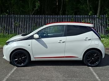 Usado Toyota Aygo x-press 68 HP (50 kW) 2018 Branco Citadino