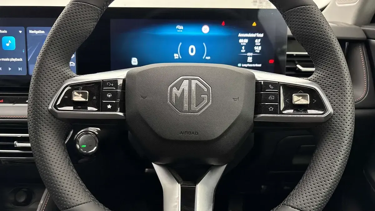 New MG HS SE 224 HP (164 kW) 2025 Tri coat  dynamic red SUV