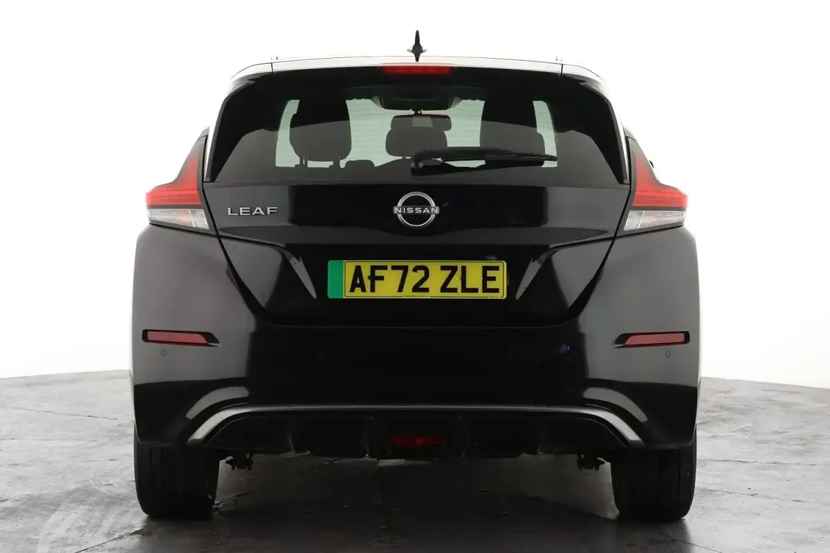 Begagnad Nissan Leaf N-Connecta 160 kW (218 HK) 2022 Svart Halvkombi